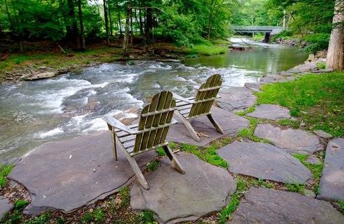 Woodstock Cottage | Streamside Cottage Half Mile to Town of Woodstock
