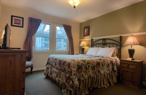 Marina District Hotel | Street-Facing Dog-Friendly Queen Room with Kitchen, Free Parking & Wi-Fi