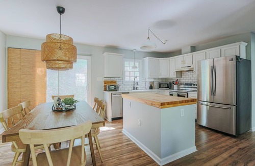 Staunton House | Stuart Cottage: Walk to downtown + Sleeps 8