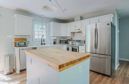 Staunton House | Stuart Cottage: Walk to downtown + Sleeps 8