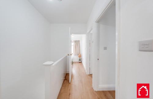 Roxbourne Apartment | Stuarts 4 bedroom house in Harrow