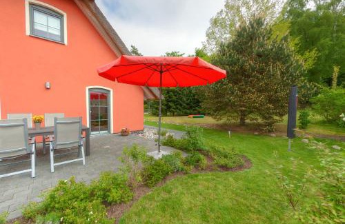 Stubbenfelde House | Stubbenfelde, Reetdachhaus Seeblick