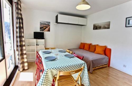Chamrousse Apartment | Studio 3 places à côté des pistes, commerces et ESF, balcon, animaux acceptés - FR-1-340-31