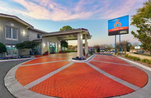 Denton Hotel | Studio 6-Denton, TX - UNT