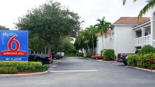 West Palm Beach Hotel | Studio 6-West Palm Beach, FL