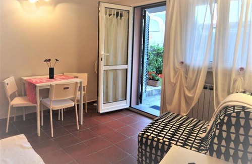Fiumaretta Apartment | Studio apartment near the sea, with garden and private parking " The Seagull"