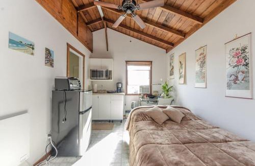Seaside Apartment | Studio A mile from the best south Bay Beach