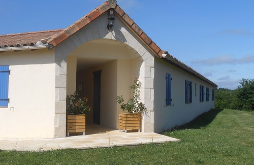 Abjat-sur-Bandiat Apartment | Studio apartment Rose in the Dordogne, with swimming pool & magnificent view
