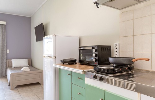 Kiparissia Apartment | Studio Apartment '2' with Private Terrace, Wi-Fi and Air Conditioning