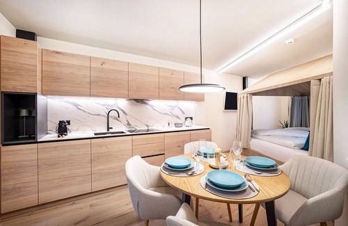 Old Town Apartment | Studio Apartment 'Avia Living Elisabeth' with Mountain View and Wi-Fi