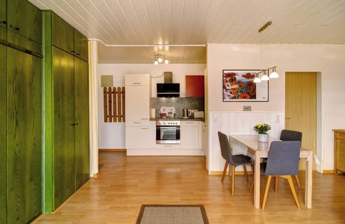 Wangerland Apartment | Studio Apartment 'Ferienwohnung Goldblume Hooksiel' with Shared Garden, Balcony and Wi-Fi
