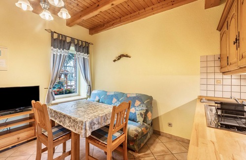 Krostitz Apartment | Studio Apartment 'Ferienwohnung Nr 4 Walnuss' with Shared Garden and Wi-Fi