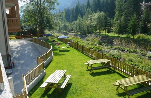 Rocca Pietore Apartment | Studio Apartment 'Appartamento Mono 3' with Mountain View, Shared Garden and Wi-Fi