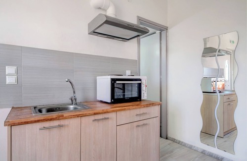 Zalongo Apartment | Studio Apartment 'Labros 4' with Mountain View, Wi-Fi and Air Conditioning