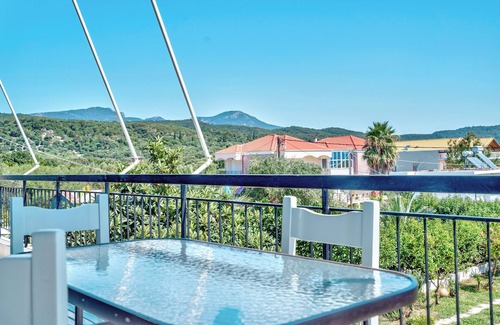 Zalongo Apartment | Studio Apartment 'Labros 4' with Mountain View, Wi-Fi and Air Conditioning