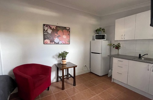 Manly Apartment | Studio apartment minutes to beachn