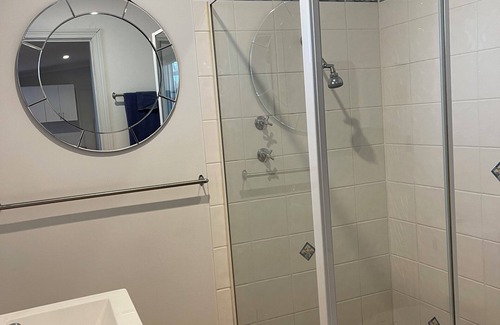 Manly Apartment | Studio apartment minutes to beachn