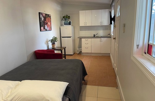 Manly Apartment | Studio apartment minutes to beachn