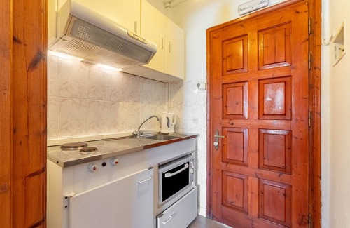 Agios Gordios Apartment | Studio Apartment 'Mires House Side Ground Floor 3' with Shared Pool, Wi-Fi and Air Conditioning