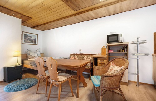 Ruhland Apartment | Studio Apartment 'Obere Ferienwohnung Im Nebengebäude' with Shared Pool, Shared Terrace and Wi-Fi
