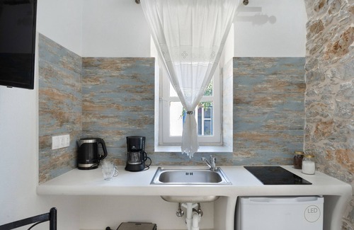 Amorgos Town Apartment | Studio Apartment 'Politimi's N6' with Mountain View, Wi-Fi and Air Conditioning
