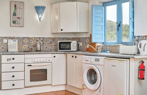 Rubite Apartment | Studio Apartment 'The Vine' with Mountain View, Shared Pool and Wi-Fi