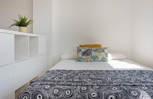 Ciudad Lineal Apartment | Studio Apartment with Balcony in Sanchinarro