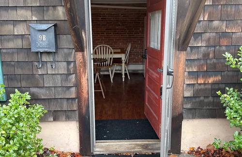 Peterborough Apartment | Studio Apt with Full Kitchen. 1 minute stroll over picturesque bridge into town.
