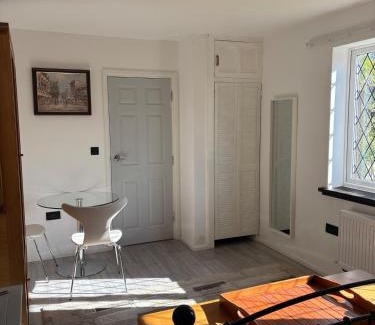 West Twickenham Apartment | Studio apt with private parking