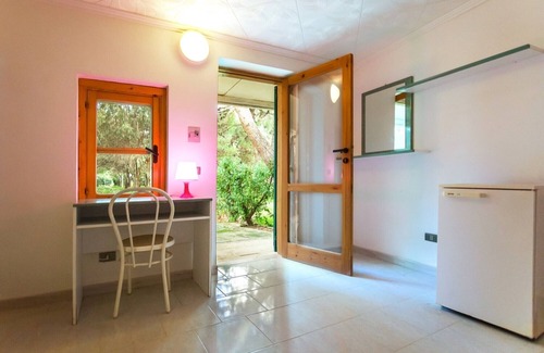 Chiesiola Apartment | Studio 'Baia Falcone-Studio Type A 110' with sea view, Wi-Fi and air conditioning