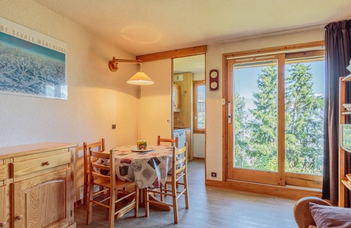 Bellentre Apartment | Studio cabin for 3 with terrace, near slopes, pets allowed
