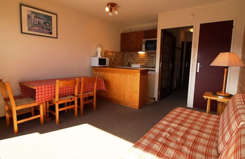 Auris Apartment | Studio cabin, sleeps 4, ski-in/ski-out, near shops, balcony, mountain views