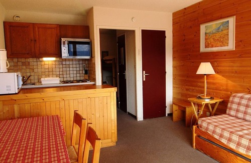 Auris Apartment | Studio cabin, sleeps 4, ski-in/ski-out, near shops, balcony, mountain views