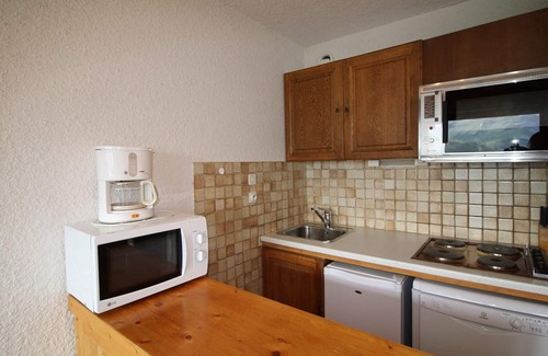 Auris Apartment | Studio cabin, sleeps 4, ski-in/ski-out, near shops, balcony, mountain views