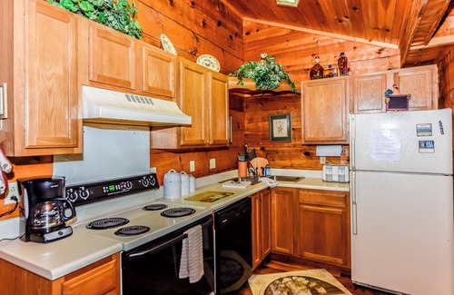 Townsend Apartment | Studio Cabin with Full Kitchen, Whirlpool, Private Bathroom, Grill & Wi-Fi
