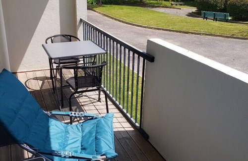 Berven Apartment | Studio-City-Wet room-Balcony