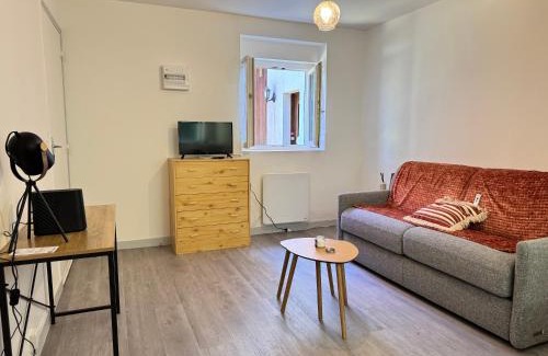 Egletons Apartment | Studio cosy & pratique avec parking privé