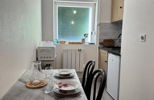 Egletons Apartment | Studio cosy & pratique avec parking privé