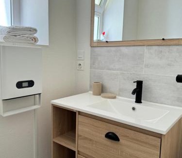 Egletons Apartment | Studio cosy & pratique avec parking privé