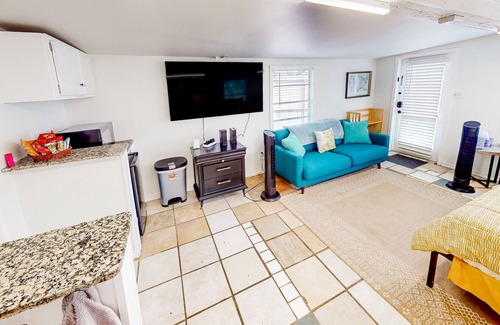 Leander House | Studio cottage near marinas/boat ramps with kitchenette & boat parking