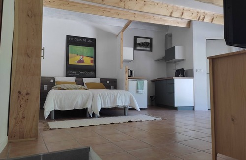 Valaurie Apartment | Studio Dans un Village Médiéval de la Drôme Provençale