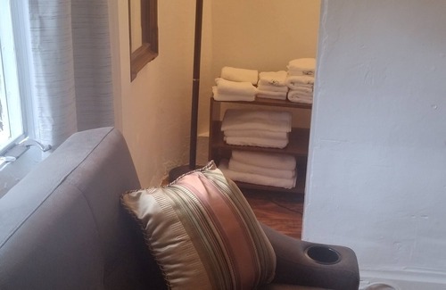 Pittsburgh Apartment | Studio Efficiency Apartment Minutes from downtown Pittsburgh with WiFi