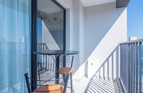 Santo Amaro Apartment | Studio elegante com varanda e ótima localização