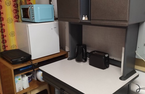 Athens Apartment | Studio for 3/private entrance, bath, WiFi, Netflix/2.5 mi to town/pets