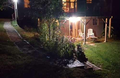 Athens Apartment | Studio for 3/private entrance, bath, WiFi, Netflix/2.5 mi to town/pets