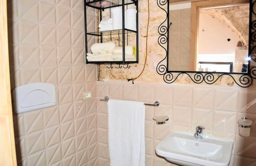 Monte Sant'Angelo Apartment | Studio 'Le Antiche Mansioni 1' with Air Conditioning