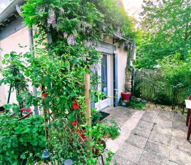 Saint-Romain-sur-Cher Apartment | Studio Les coquelicots