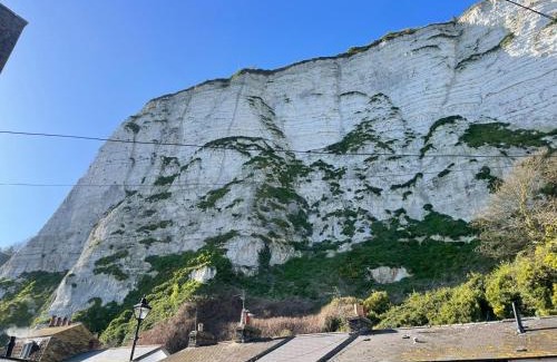 Dover Apartment | Studio next to port, cliffs, with parking