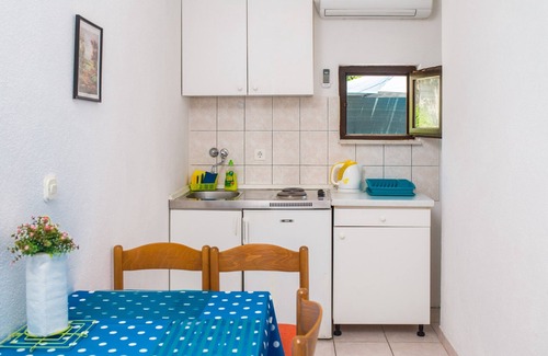 Bratus Apartment | studio next to the beach w terrace & parking