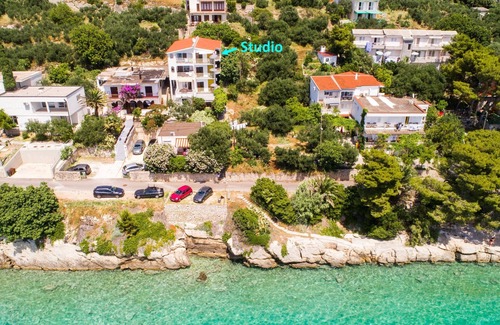 Bratus Apartment | studio next to the beach w terrace & parking